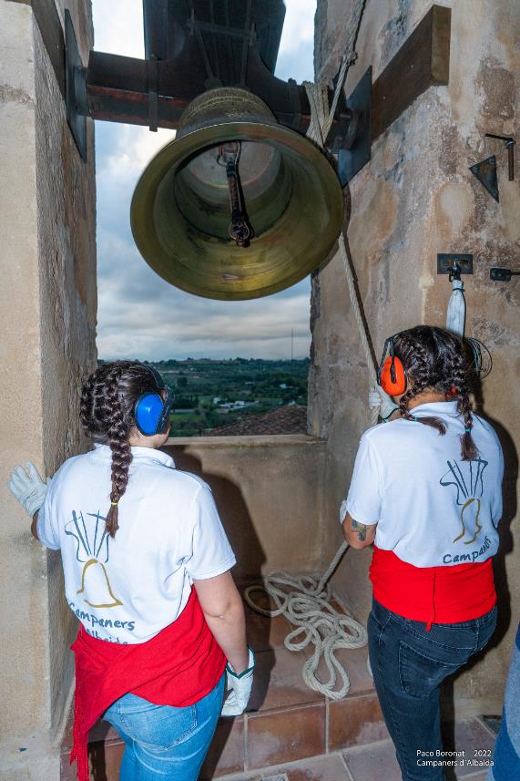 Campaneras (manual bell ringing women)