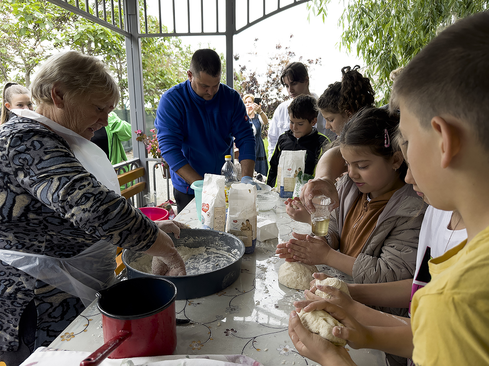 Clay, food and Art in Balkan culture. School of History of Popular Tradition
