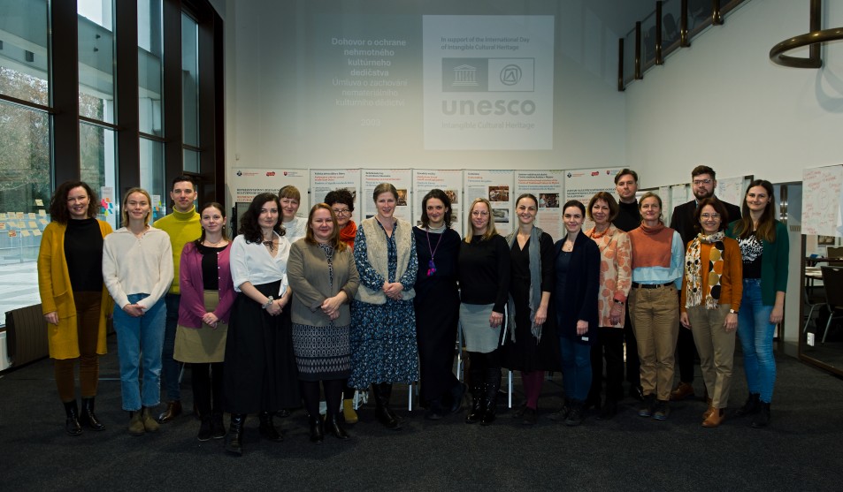 Seminar for future coworkers spreading knowlege about the Convention 2003