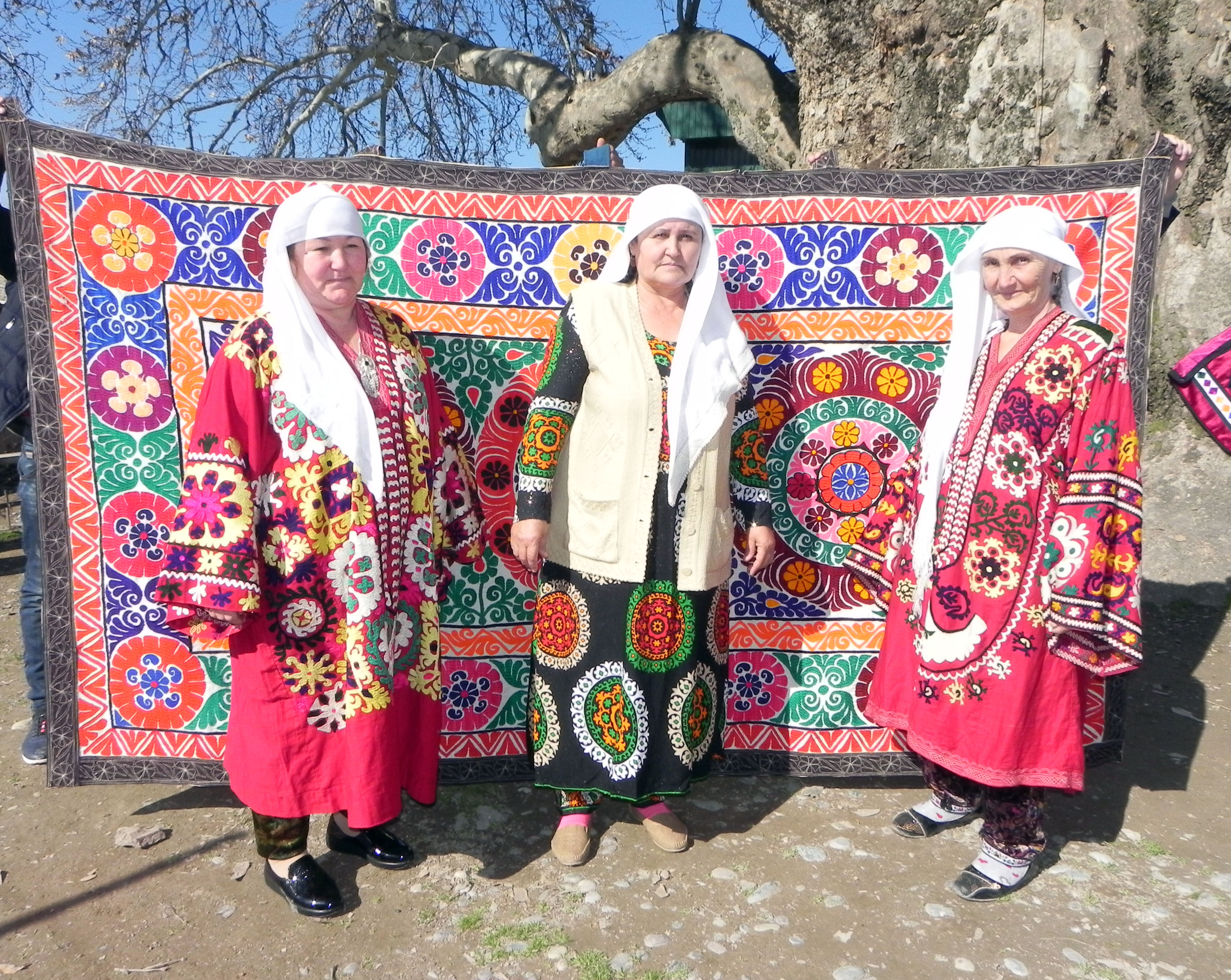 Как называется по таджикски. Чакан Таджикистана. Национальный костюм чакан Таджикистана. Чакан 2021 Курта. Памирский чакан.