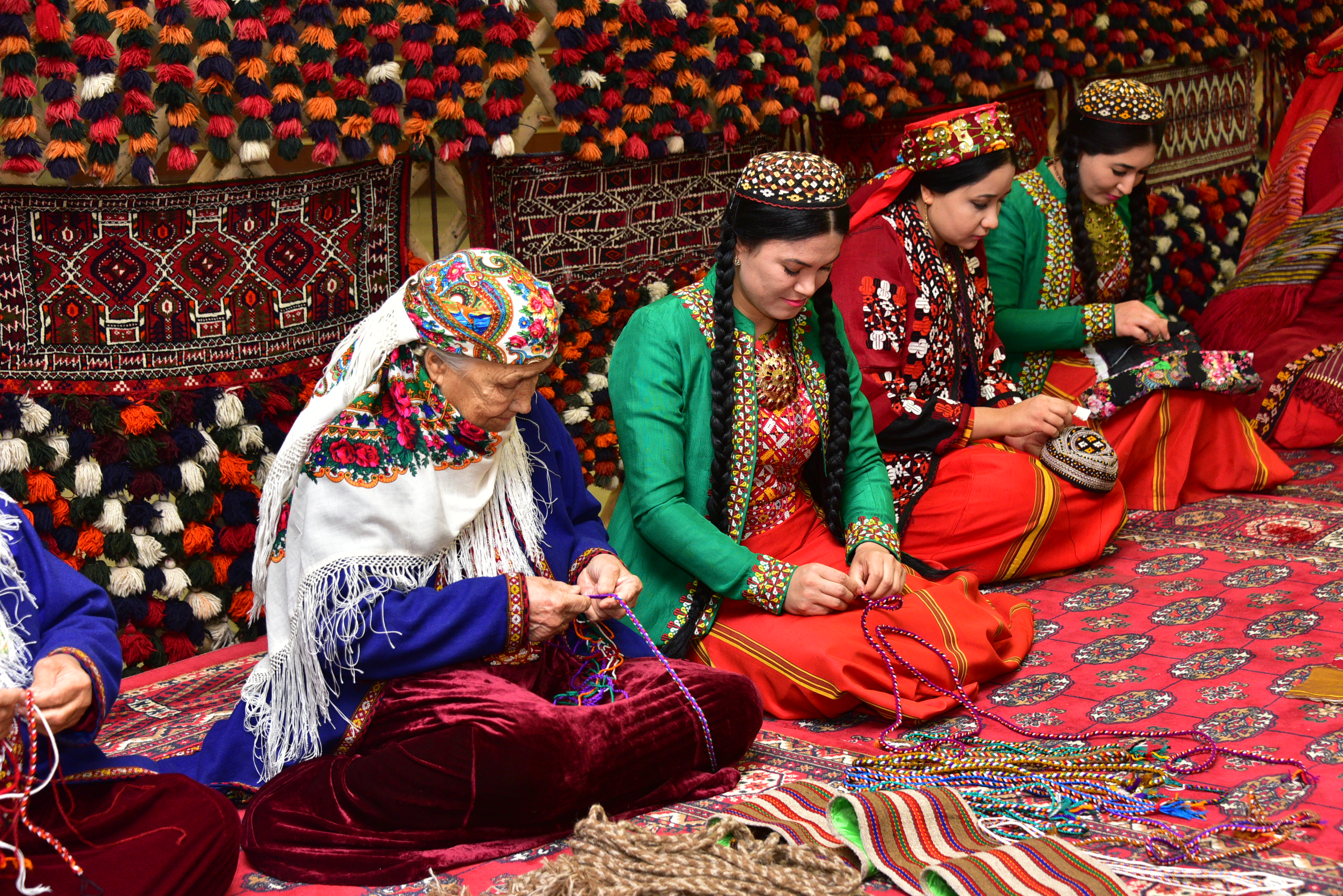 Искусство туркменской вышивки вошло