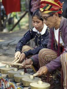 Uwang Ahadas, tr&eacute;sor humain vivant philippin, enseignant &agrave; une jeune fille la pratique du gabbang