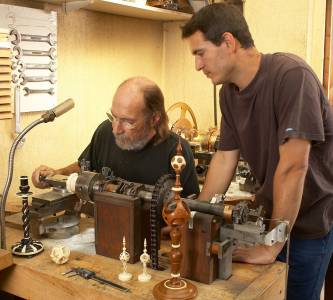 El "Ma&icirc;tre d'art" Pierre Meyer, tornador de figuras de marfil, con un aprendiz