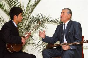 Khazan Rajabiy, maestro de los maqoms, durante un curso