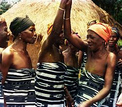 Le Gbofe d’Afounkaha, la musique des trompes traversières de la communauté Tagbana