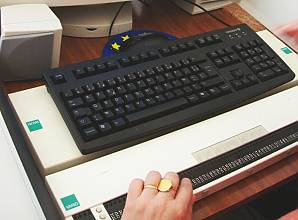 Les personnes à déficience visuelle peuvent avoir accès à des pages Internet par exemple via une plage braille comme ici, et/ou en écoutant un synthétiseur vocal