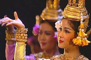 Danseuses effectuant des mouvements de main caractéristiques Read more on the element