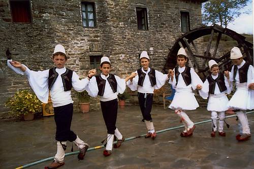 Youth dance group from Gjirokastra