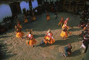 La danse des masques des tambours de Drametse