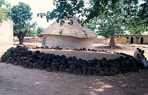 La réfection septennale du toit du Kamablon, case sacrée de Kangaba