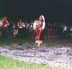 Le Nestinarstvo, messages du passé : le panagyr des saints Constantin et Hélène dans le village de Bulgari
