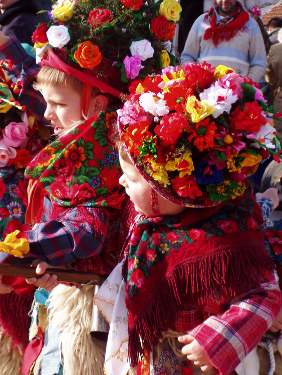 Children dressed in the Rukavac bell ringers outfits