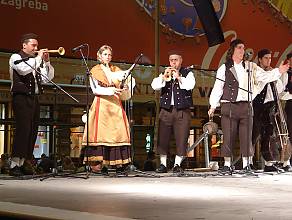 Two-part singing and playing in the Istrian scale