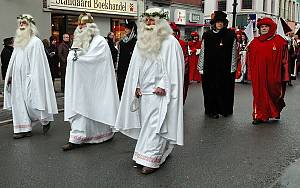 Krakelingen and Tonnekensbrand, end-of-winter bread and fire feast at Geraardsbergen
