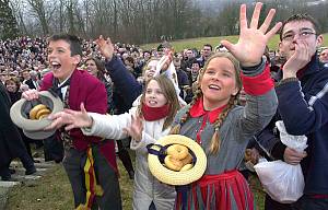 Krakelingen and Tonnekensbrand, end-of-winter bread and fire feast at Geraardsbergen