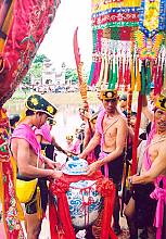 Gióng festival of Phù Ðông and Sóc temples
