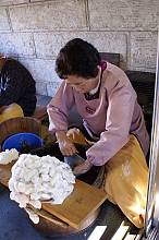 Yuki-tsumugi, silk fabric production technique