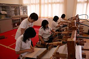 Yuki-tsumugi, silk fabric production technique