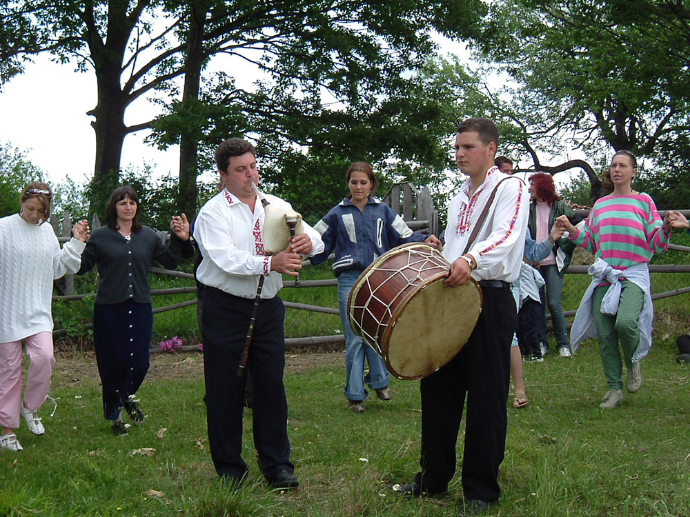 The horo circle dance on bagpipe and drum