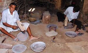 La fabrication artisanale traditionnelle d’ustensiles en laiton et en cuivre des Thatheras de Jandiala Guru, Penjab, Inde