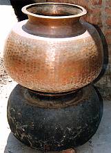 El arte tradicional de fabricación de utensilios de latón y cobre por los thatheras de Jandiala Guru, Punjab, India