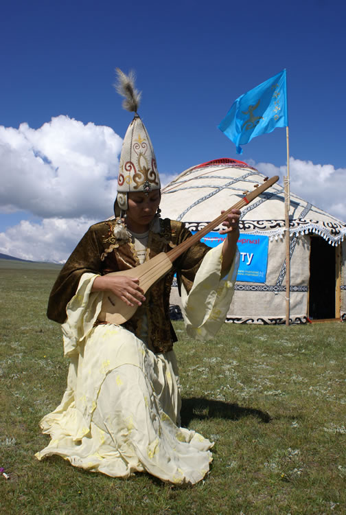 Akyn woman during her performance with national instrument « Komuz »
