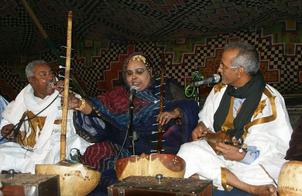 Dimi mint Abba, la star de la musique traditionnelle mauritanienne, en trio avec Seddoum ouId Eide (à droite) et Mohamed Hmbara (à gauche),
interprétant une séquence du répertoire Oulad Mbarek