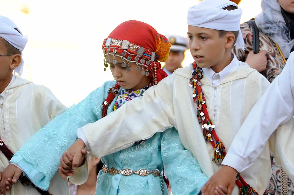 Enfants en danse mixte d'ahidous, véritable symbole de la transmission de ce type d'art de spectacle aux
générations futures