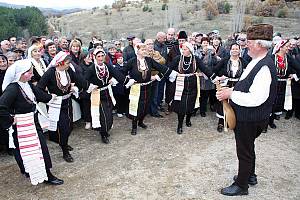 La kopatchkata, danza comunitaria de la aldea de Dramtche (región de Pianets)