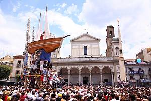 Les processions de structures géantes portées sur les épaules