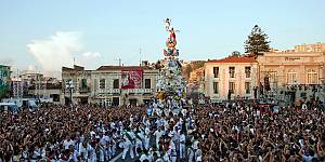Celebrations of big shoulder-borne processional structures