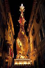 Celebrations of big shoulder-borne processional structures
