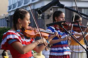Le Mariachi, musique à cordes, chant et trompette