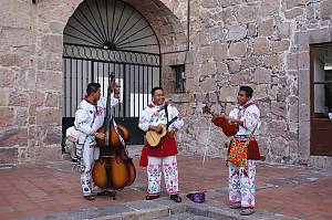 Le Mariachi, musique à cordes, chant et trompette