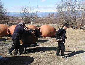 Antiguo método georgiano de vinificación tradicional en kvevris