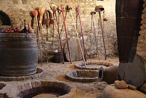 Antiguo método georgiano de vinificación tradicional en kvevris