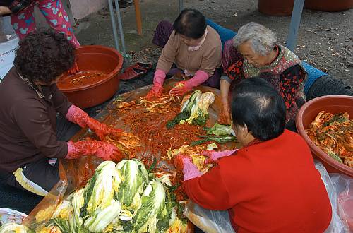 Kimjang, making and sharing kimchi in the Republic of Korea ...