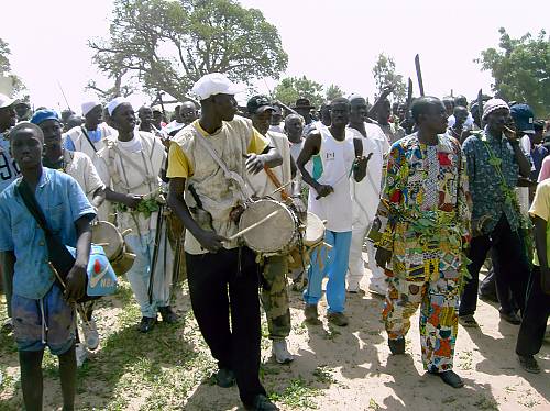 Procession marquant le retour de la chasse annuelle de Diobay dont les règles sont fixées par les saltigués