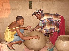 Le savoir-faire de la poterie en terre cuite dans le district de Kgatleng au Botswana