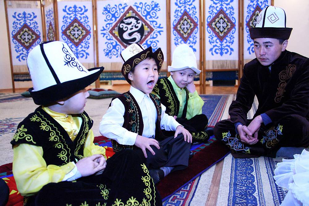 “Training of trainers”, young epic teller, Nurbek Talantbek uulu, teaching small children lines from the Epic Trilogy