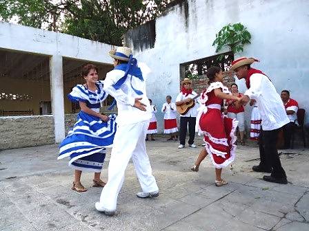 Couples de chaque bande dansant habillés en tenue paysanne traditionnelle, Majagua, Cuba
