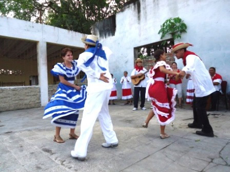 Couples de chaque bande dansant habillés en tenue paysanne traditionnelle, Majagua, Cuba