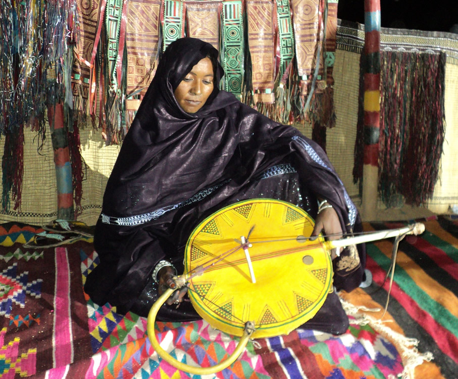 Jeune praticienne de l'imzad du village de Tin Tarabine, Ahaggar, Algérie.