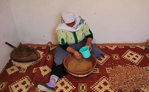 Malaxage de la pâte issue de la mouture des amandons d'argan dont seules les femmes arganières detiennent les savoirs et les savoir- faire.