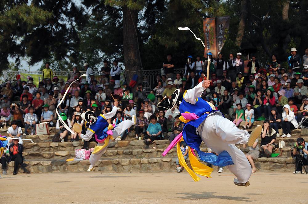 Yeonpungdae Dance by Female Nongak Troupe of Gurye - Yeonpungdae Dance features three overlapping circles, created by rotating dancers, their twirling sangmo hats and the big circle formed by entire dancers.