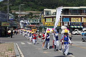 El “nongak”, arte escénico con músicas, danzas y rituales comunitarios de la República de Corea