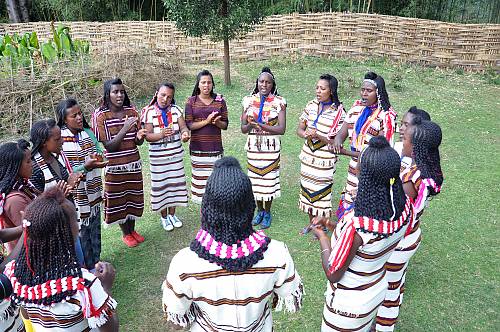 Hore is a traditional singing performed by unmarried girls in which they beautify themselves and go to play with their peers and praise one another, and finally join the boys they want to play with and sing and dance faaro