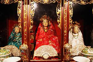 Practices related to the Viet beliefs in the Mother Goddesses of Three Realms