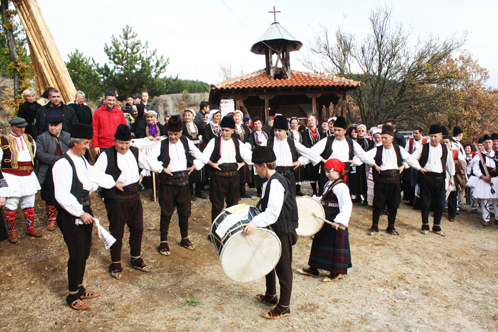 The form-up line of Kopachka, in front of the young drummers (new members of the folk dance group) as contemporary interaction between generations.