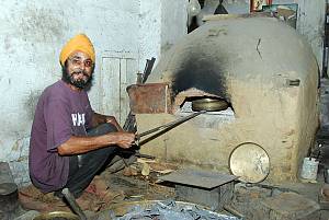 La fabrication artisanale traditionnelle d’ustensiles en laiton et en cuivre des Thatheras de Jandiala Guru, Penjab, Inde